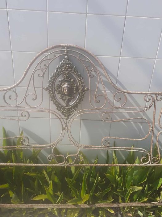 Camas de ferro antigas sem estrado e sem colchão .