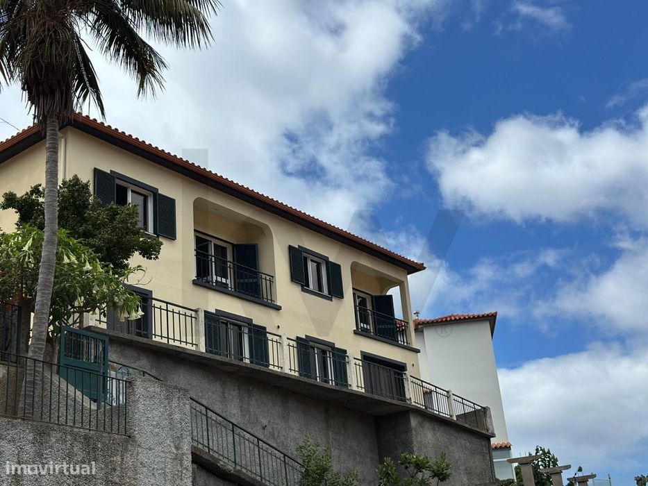 Moradia T3 com Vista Privilegiada em São Gonçalo, Funchal