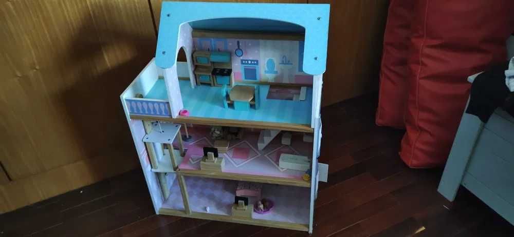 Casa de brincar com peças de mobiliário incluído