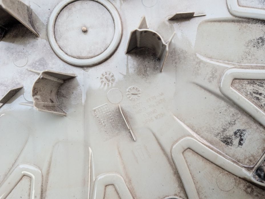 Оригінальні ковпаки Ford R16 в гарному стані