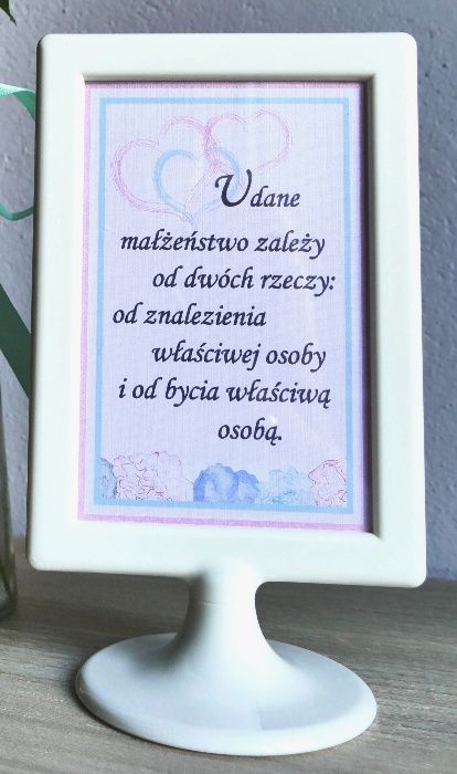 Tabliczki z numerami stołów i nie tylko