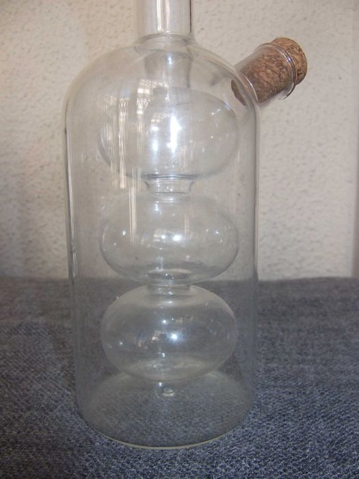 Galheteiro e candeeiro petróleo em vidro / Glass cruet & oil lamp