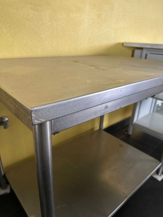 Mesa Industrial em Inox com Prateleira Inferior - 63x94x67 cm