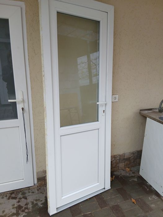 Металопластиковое окно и  двери входные с замком-левые,правые