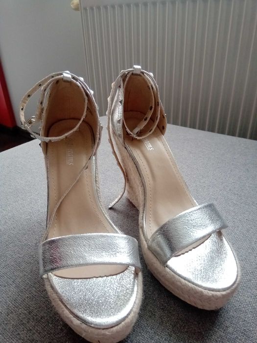 Letnie sandały na koturnie