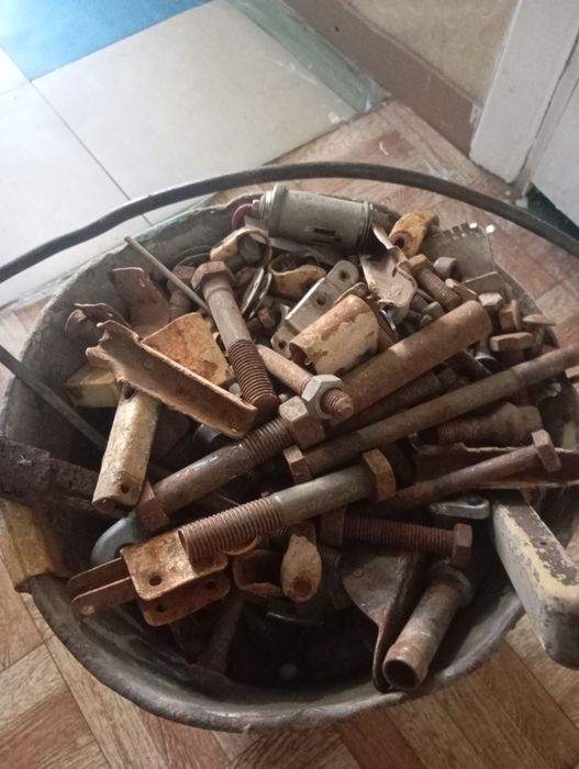 Продам ведро разных гаек шайб и тм