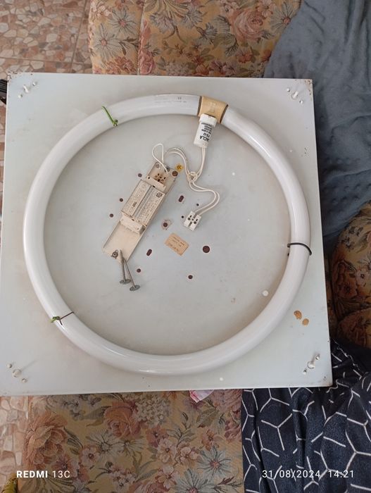 Candeeiros com lâmpada fluorescente ao incrível preço de 7,50€ cada