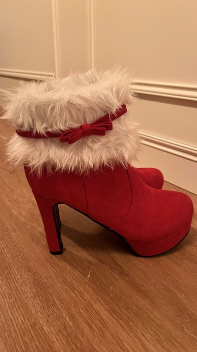 Sapatos Vermelhos com apontamento de pelucia