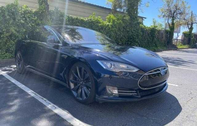 Tesla Model S 2014 року випуску