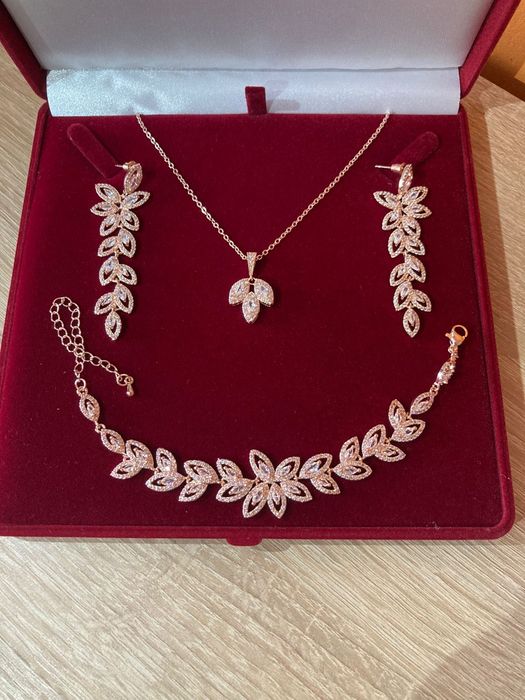 Biżuteria ślubna naszyjnik, kolczyki i bransoletka rose gold