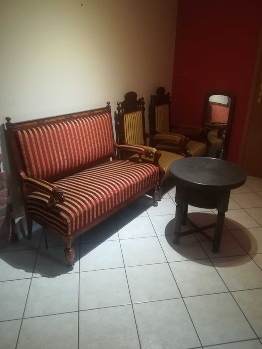 Sofę antyczną sprzedam.