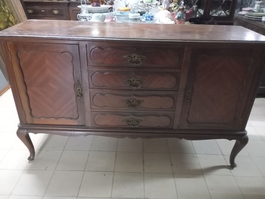 Aparador antigo em muito bom estado.