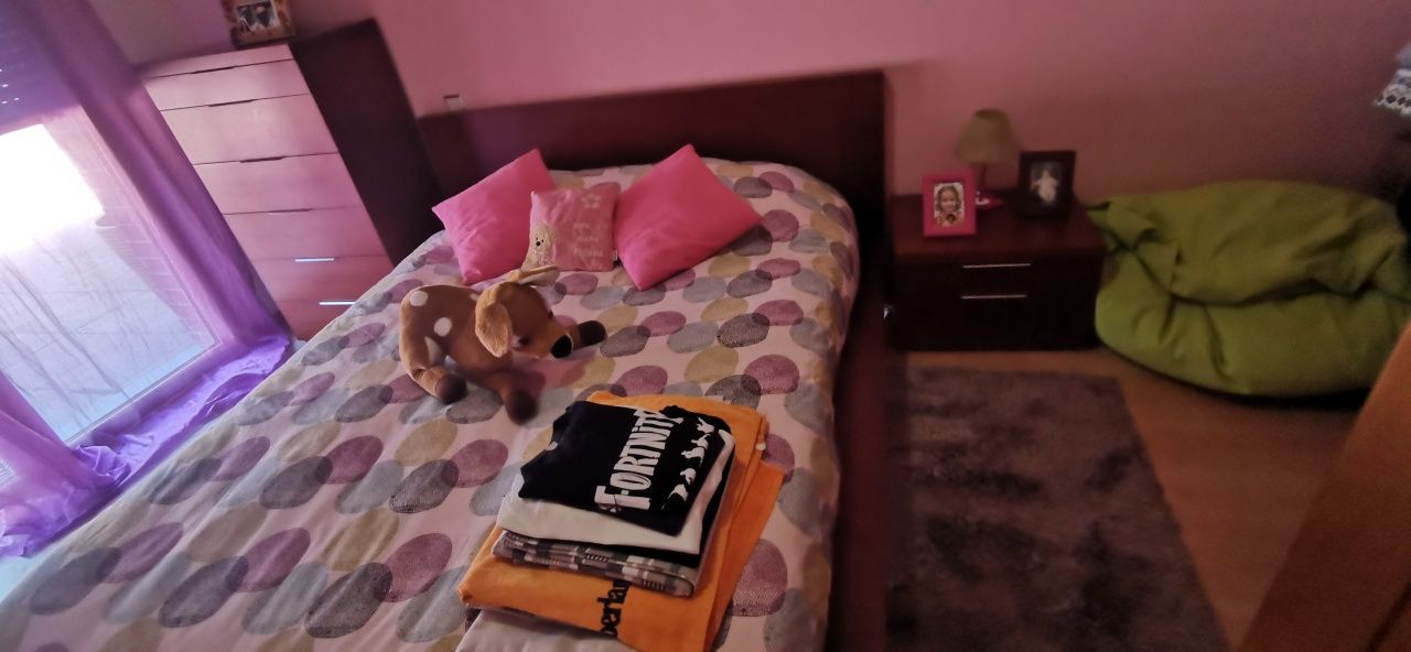 Quarto de casal cama com colchão camiseiro mesinha cabeceira