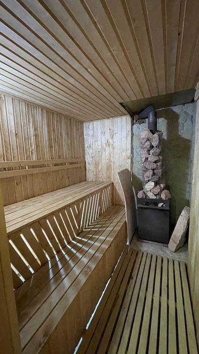 Продається будинок з ділянкою,банею. Зручна локація.