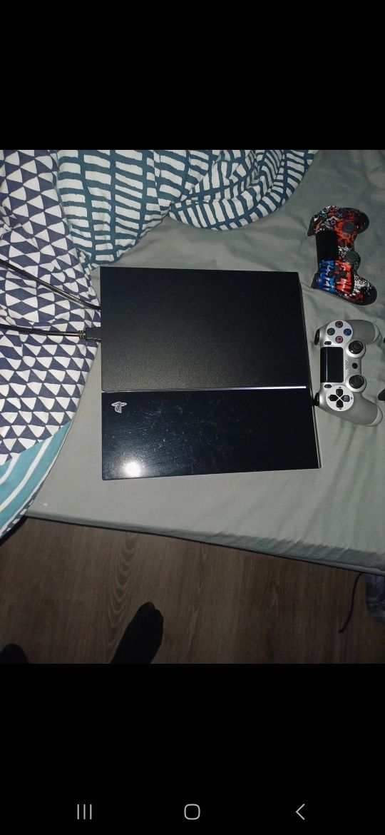 Consola PS4 + 3 comandos + cabos para carregar os comandos
