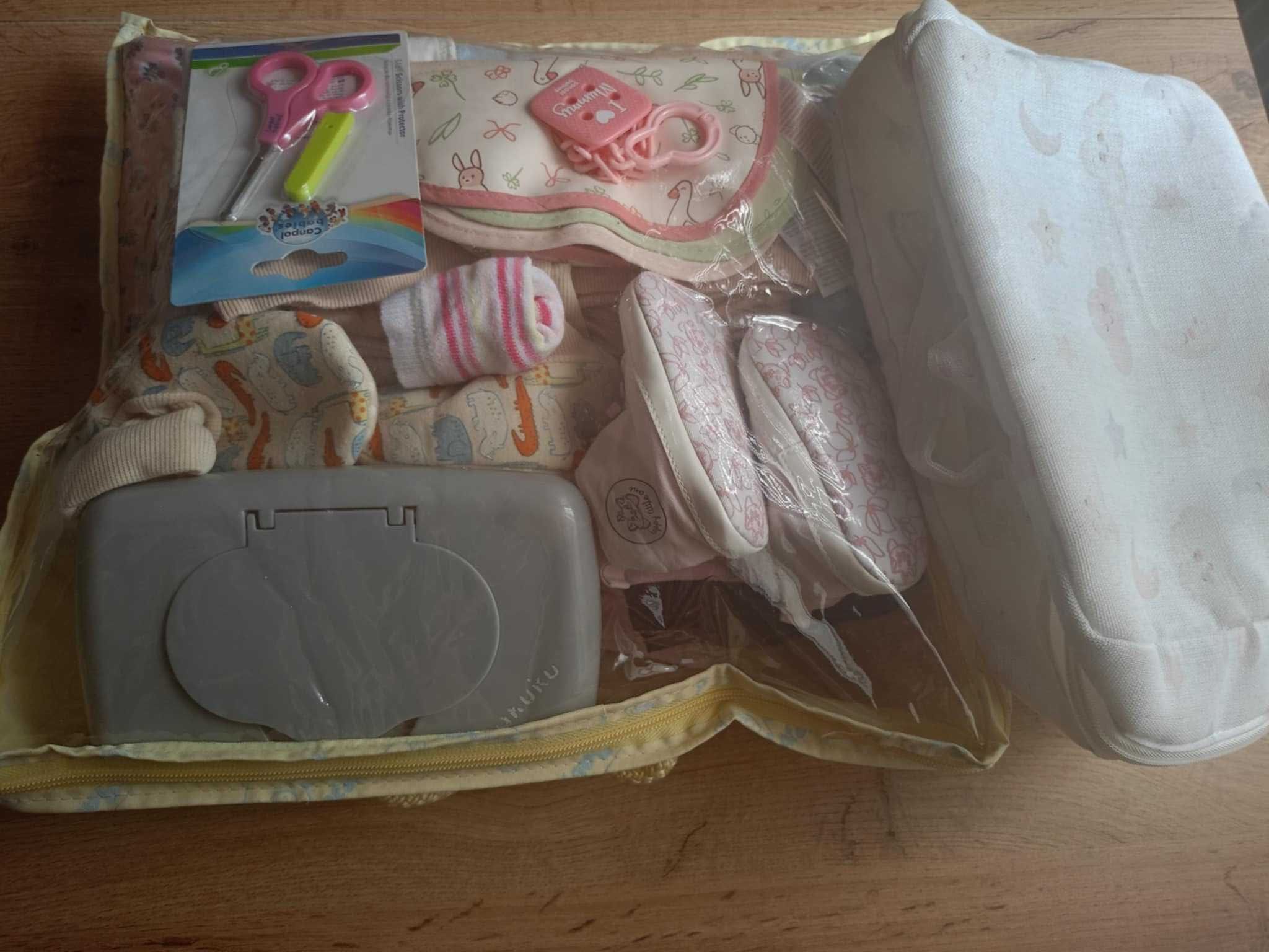 Pełna torba dla niemowlaka , kocyk , bluzy , buciki i inne