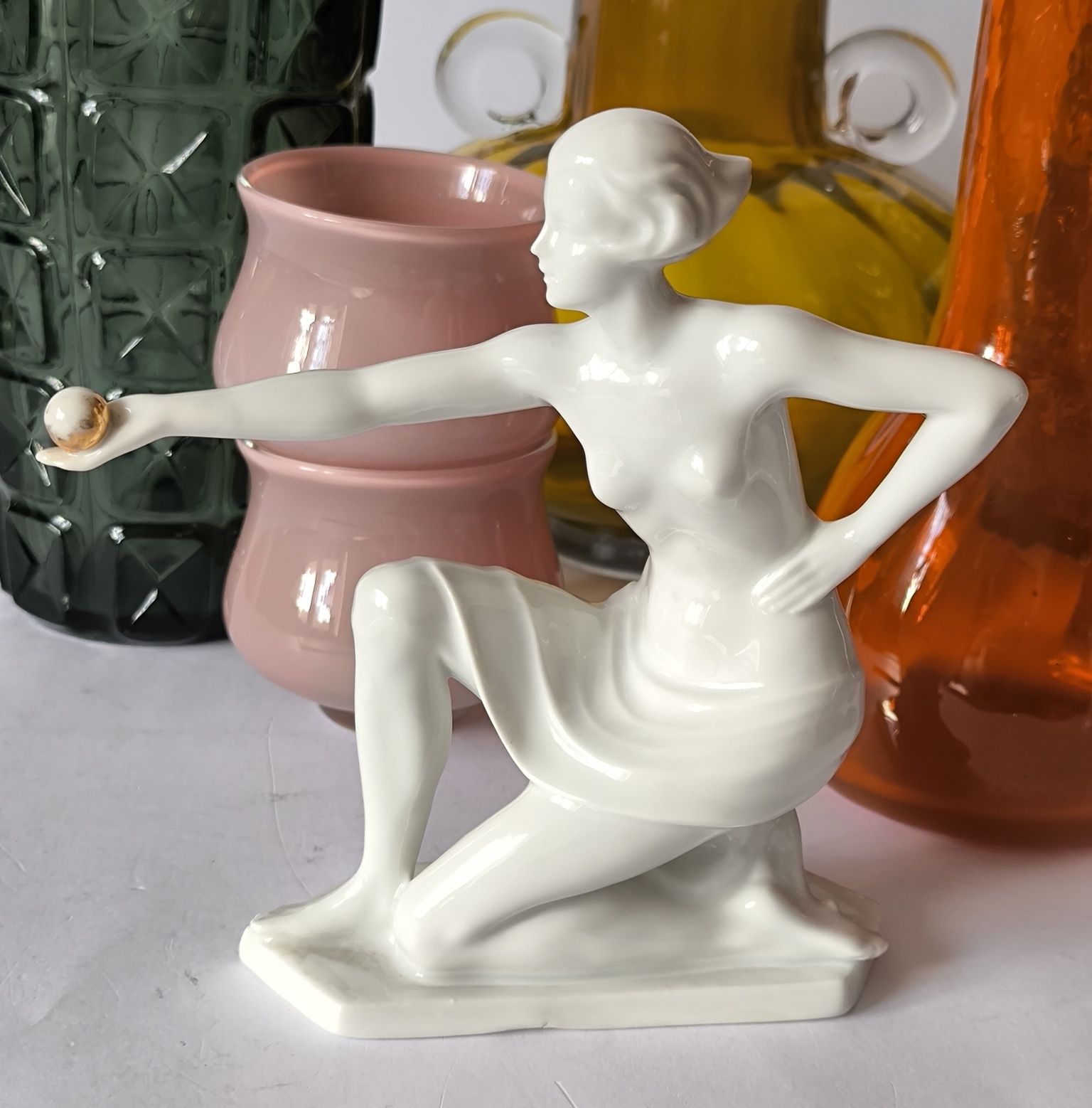Figurka Art Deco kobieta z kulą Volkstedt Turyngia piękna porcelana