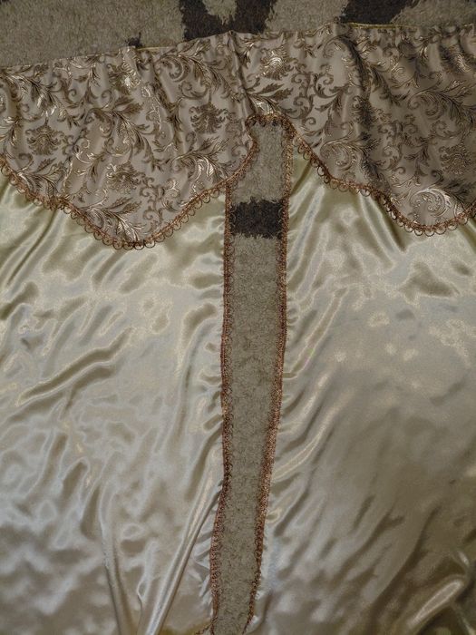 Штори 1 комплект з поперечкою в доброму стані.
Довжина 270см, ширина к