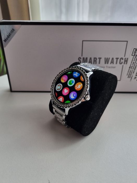 Srebrny smartwatch