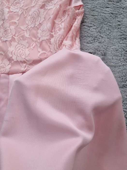 Różowa sukienka motyw róz rozmiar S