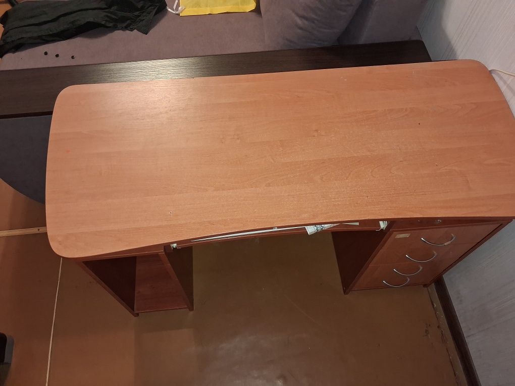 Продам компьютерный стол.