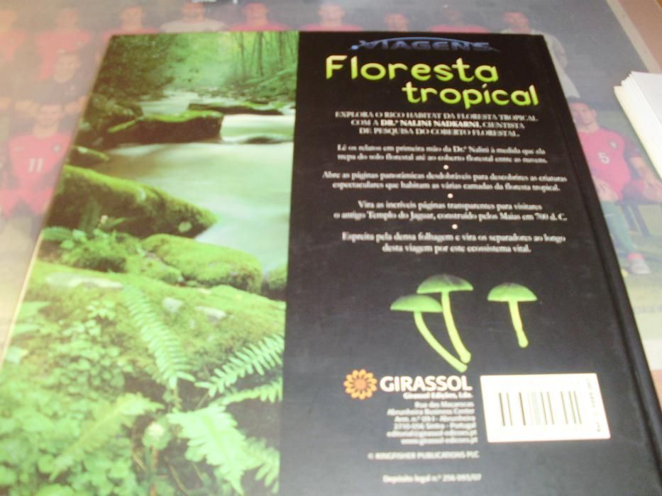 Livro "Viagens Oceanos" e livro "Viagens Floresta Tropical"