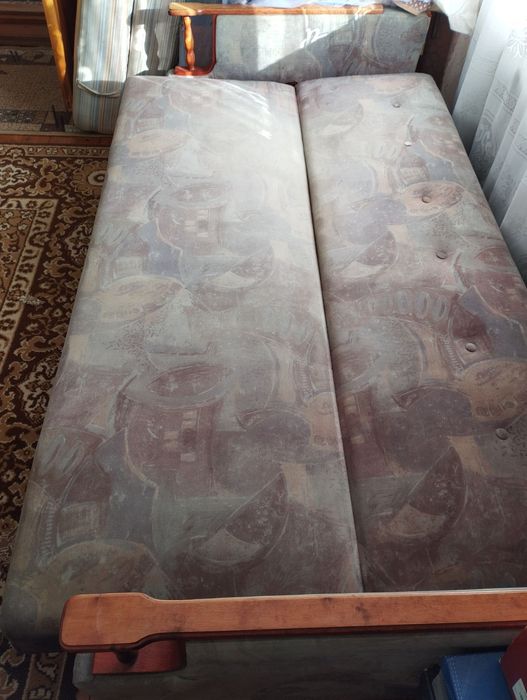 Диван-книжка. В гарному стані. Все ціле і робоче.