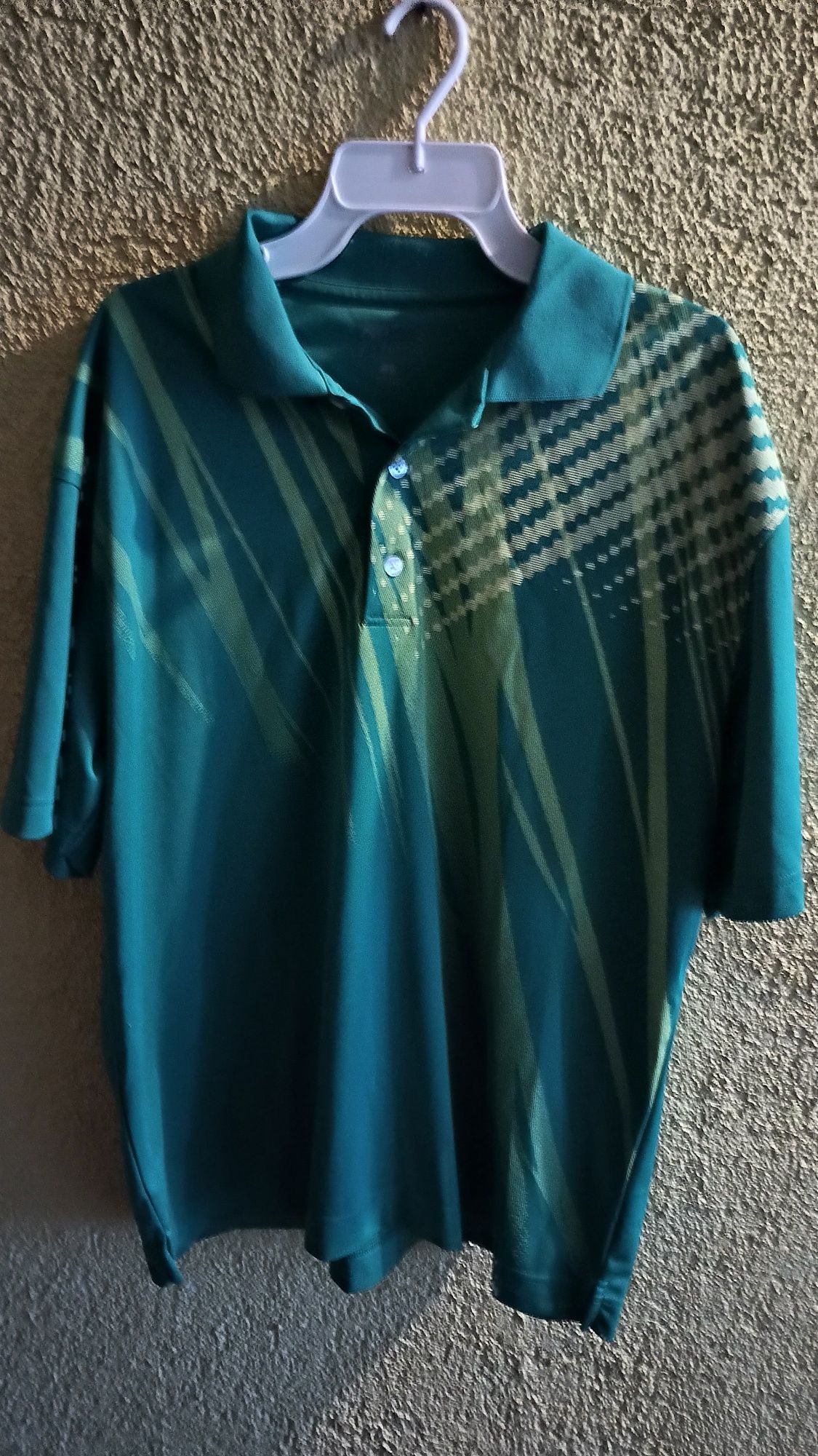 Koszulka polo w modny wzór gradientowy