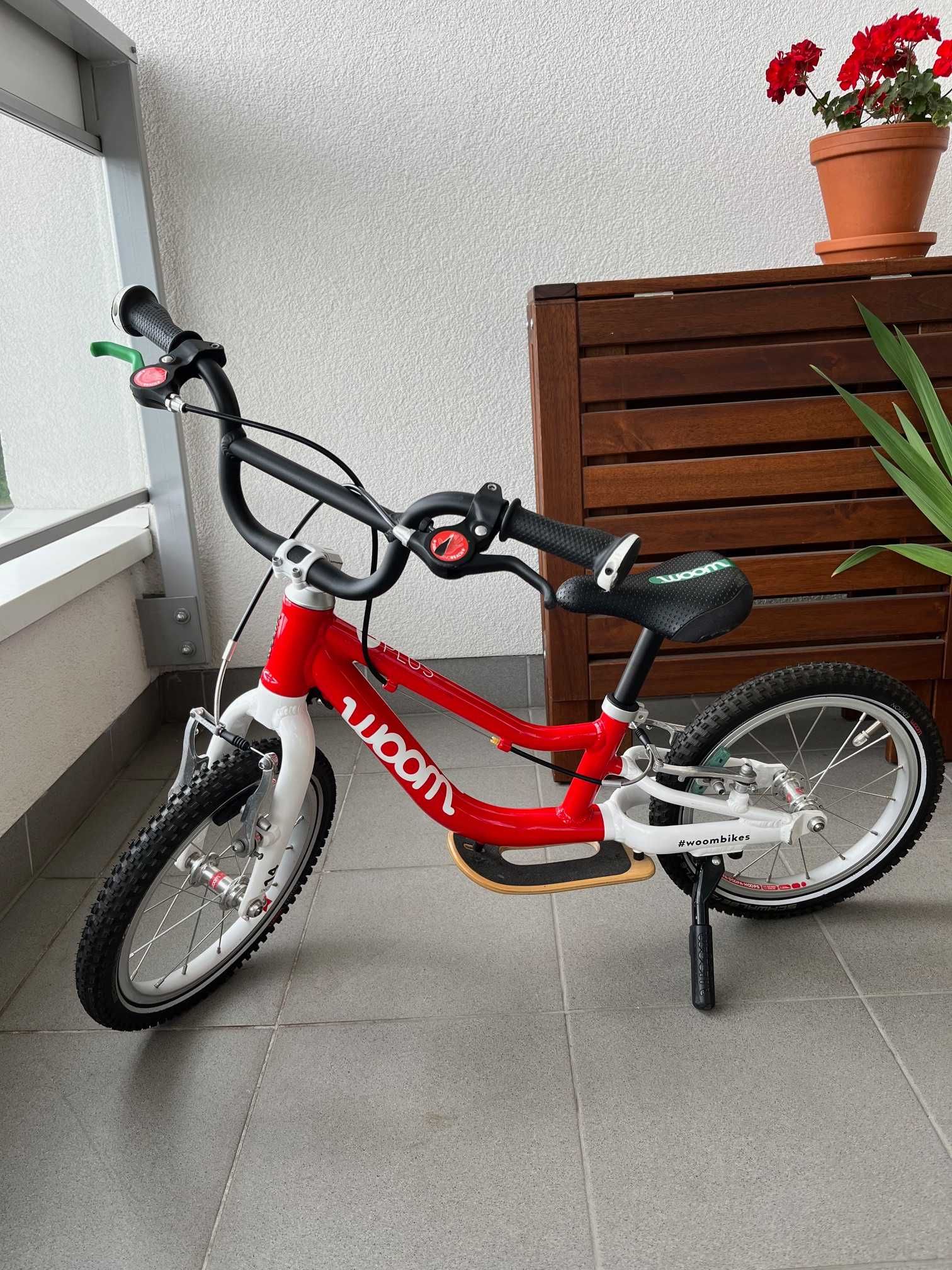 Woom 1 plus czerwony rowerek biegowy podpórka nóżka