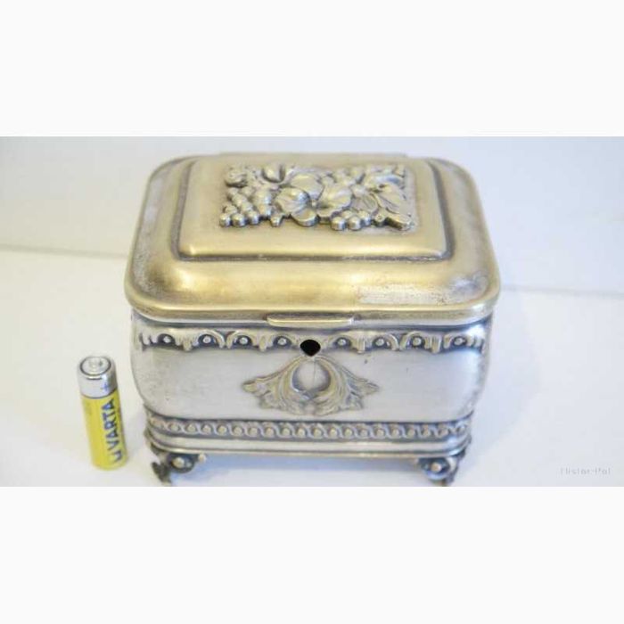 Продам б/в  старовинну  шкатулку.