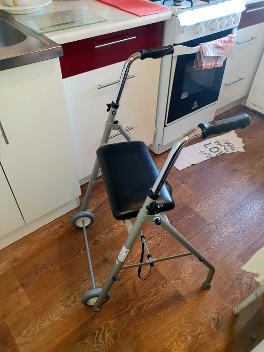 Нові, зручні,легкі фіксовані ходунці на колесах із сидінням, складані.