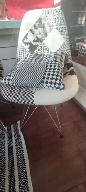 Krzesła patchwork, gratis poduszki, dywanik i stołeczki
