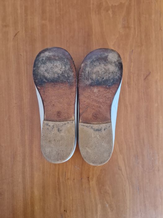 Sapatos de menina de cor bege.