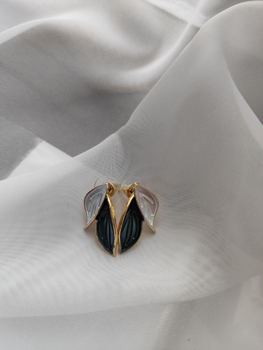 Kolczyki wkrętki. Masa perłowa