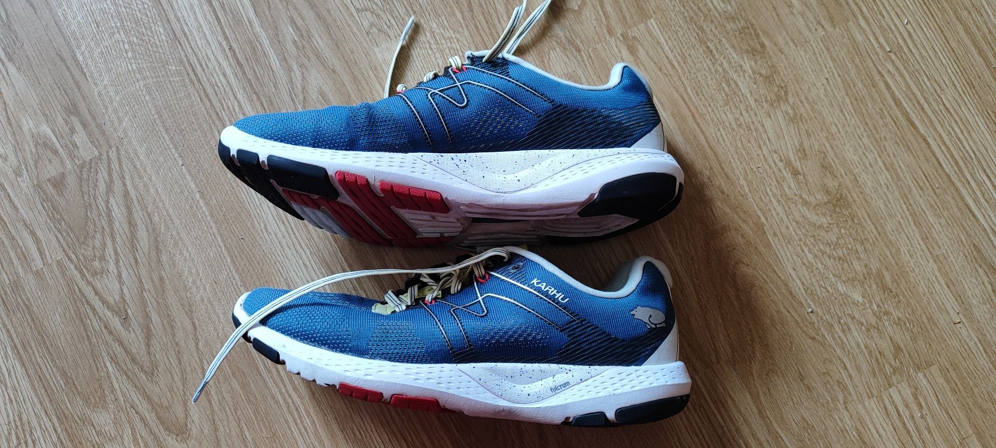 Продам кросівки karhu