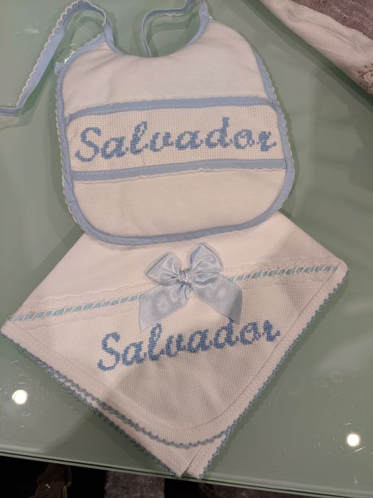 Conjuntos de fralda e babete feito á mão