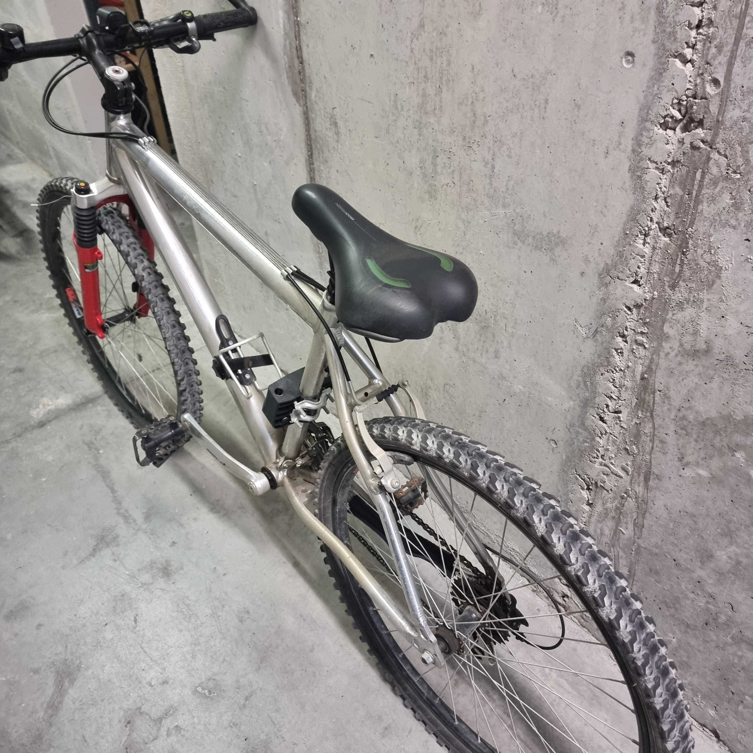 Bicicleta com acessórios shimano