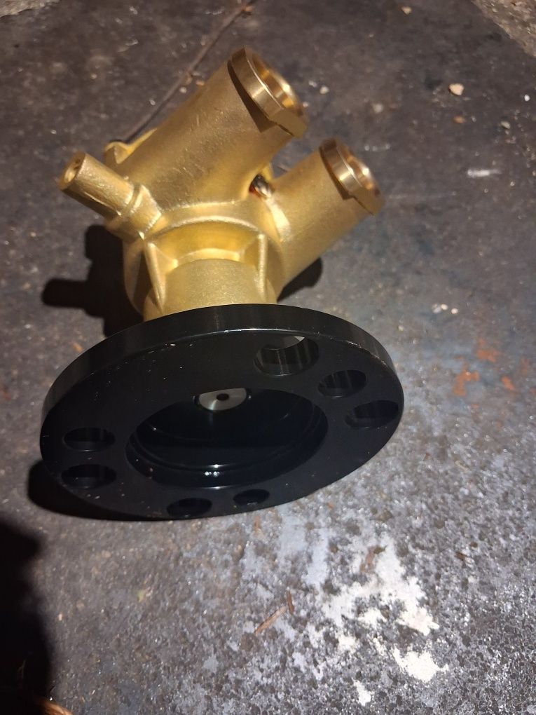 Pompa wody zaburtowej volvo penta v8