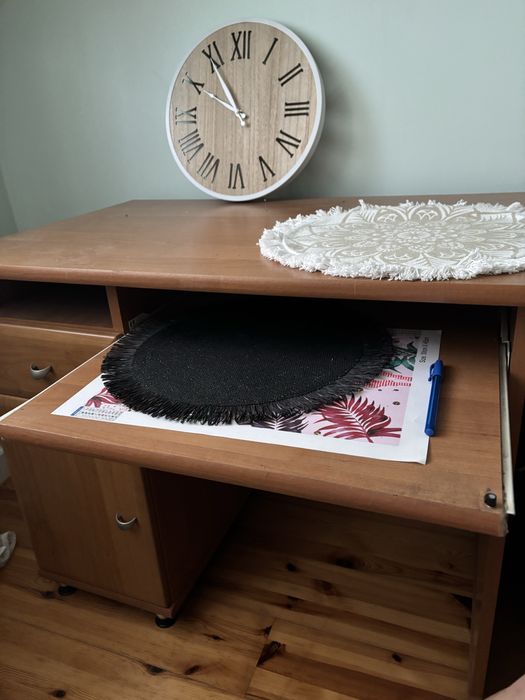 Biurko z wysuwanym blatem i półkami