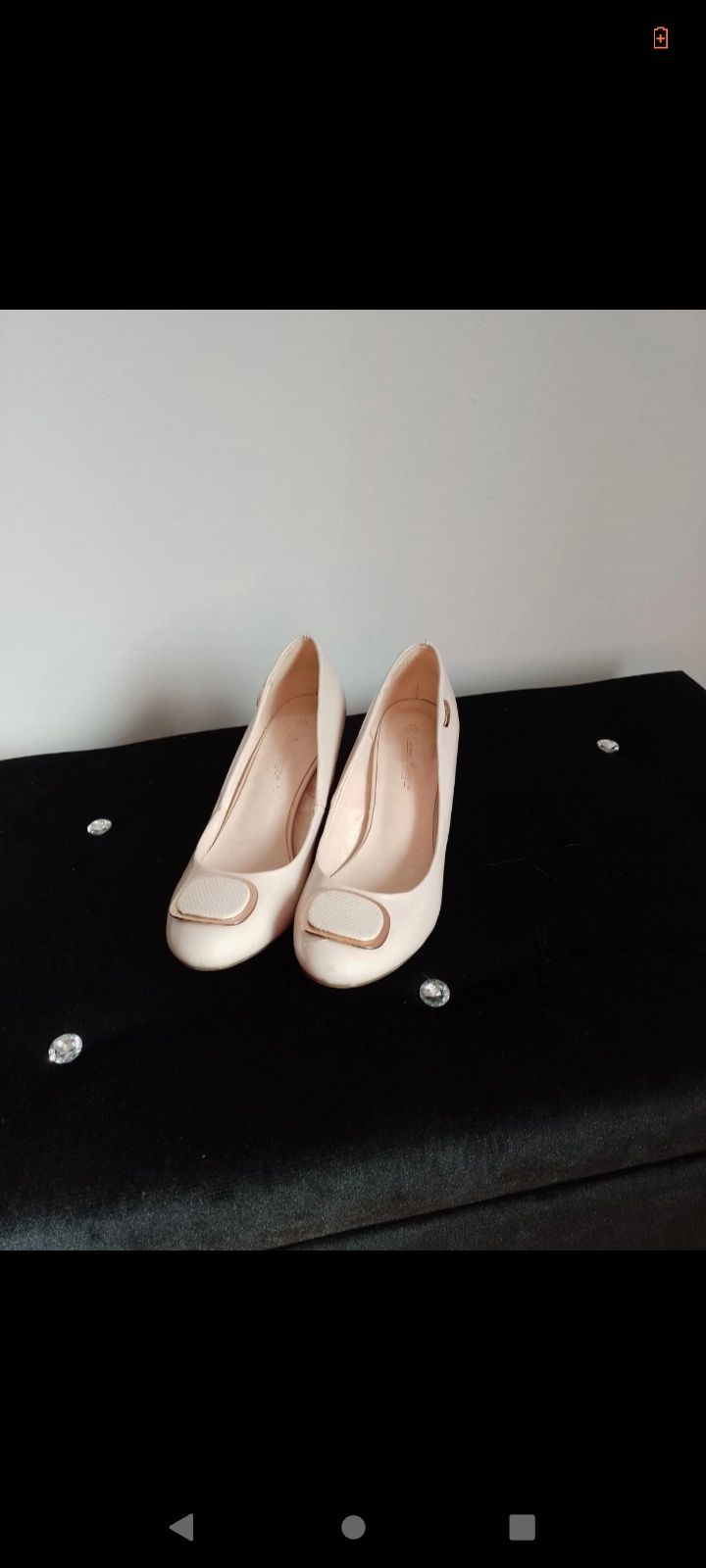 Buty lakierowane na słupku