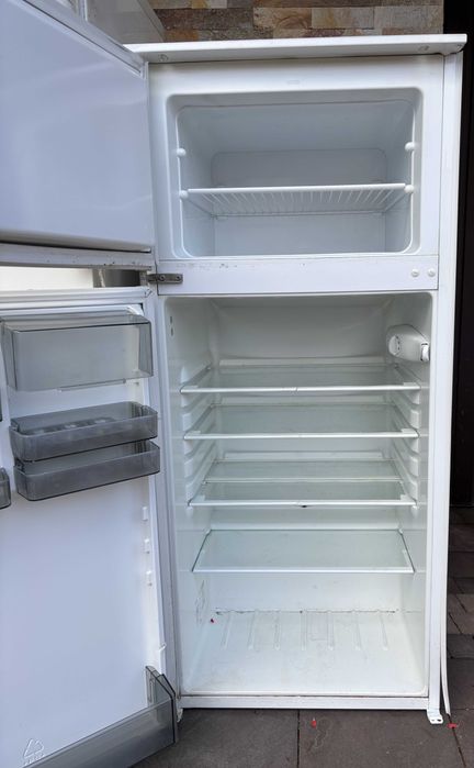 Lodówka zabudowana w szafce