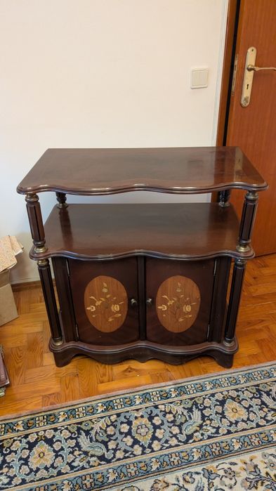 Móvel de TV em madeira.