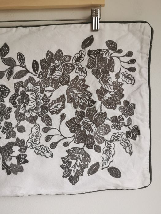 Ikea Skuggnava poszewka na poduszkę minimalistyczna szara jasna kwiaty