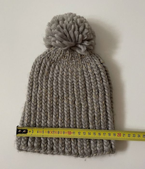 Szara czapka zimowa z pomponem ze złotą nitką [House]