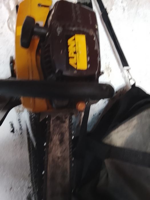 Motosserra a funcionar