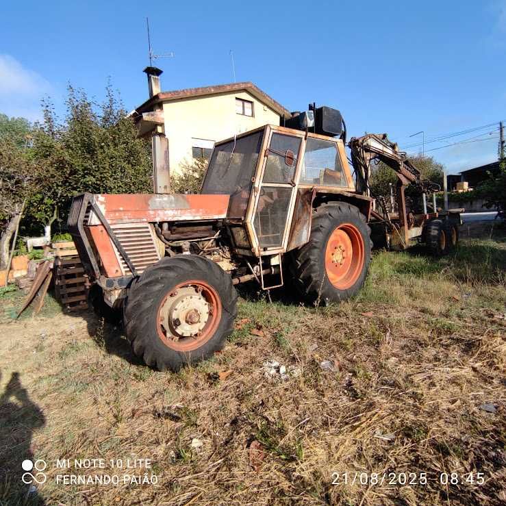 Trator com grua florestal