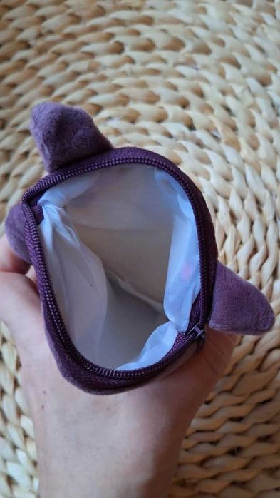 Nowy mały portfelik pluszowy zapinany na suwak kot