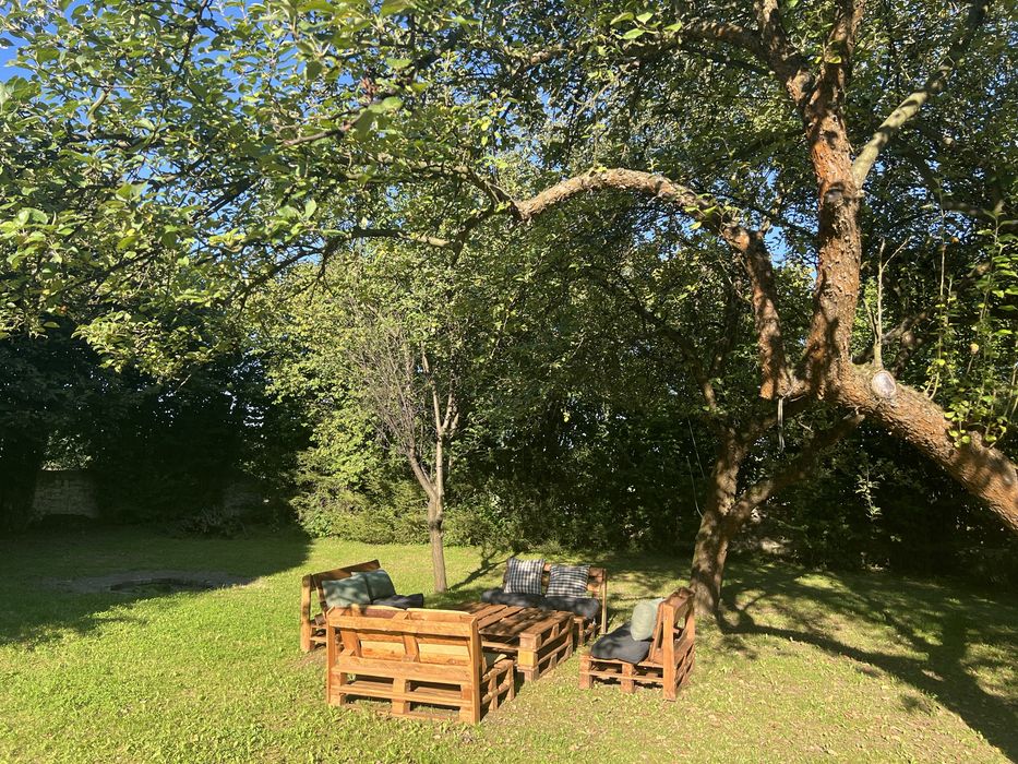 Zestawy ogrodowe z palet robione z sercem.