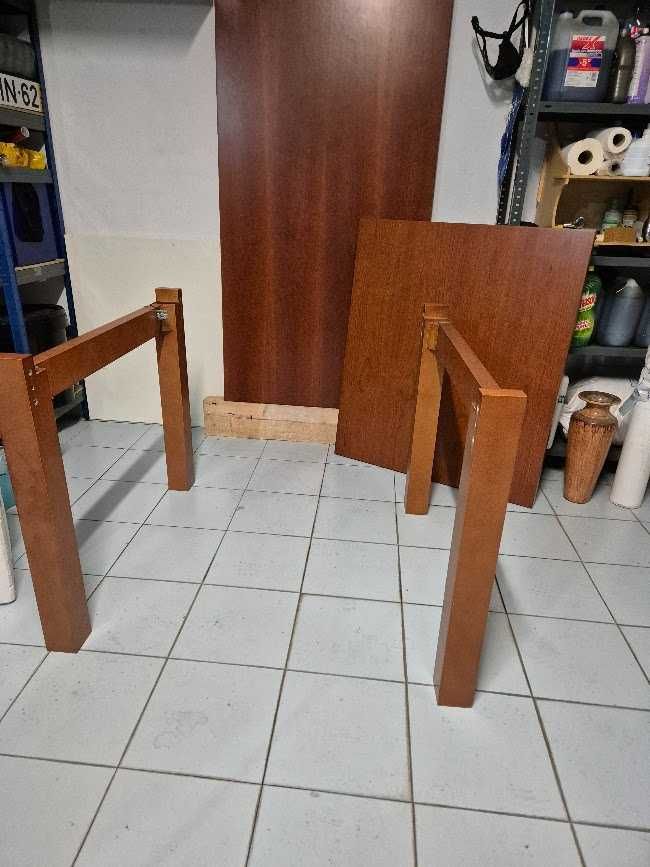 Mesa de madeira clara