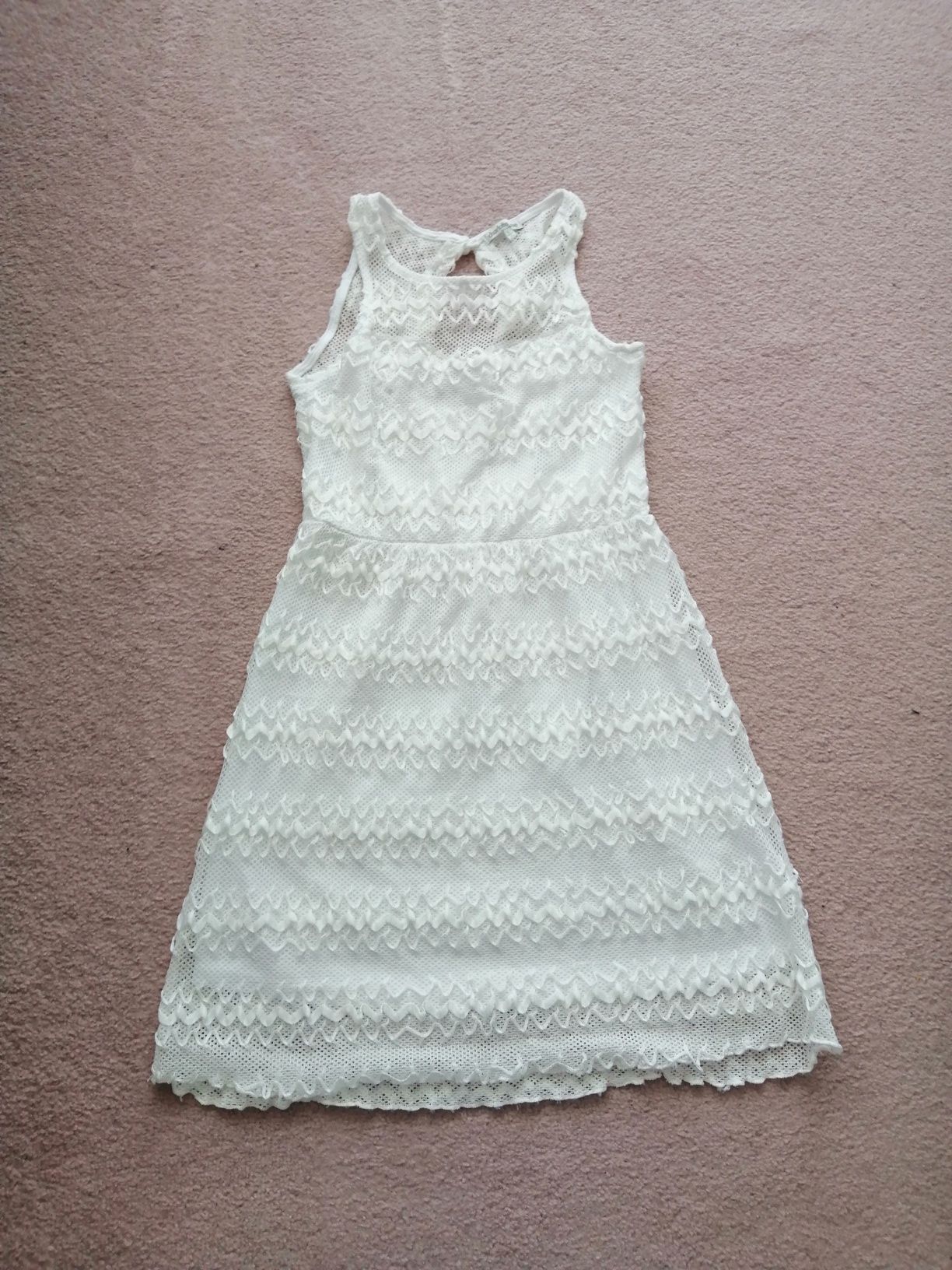 Sukienka biała, koronka, elastyczny materiał, gumka w talii